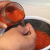 Перекладываем готовую соленую икру в стеклянную посуду