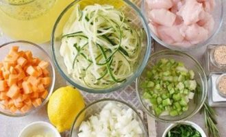 Подготовьте все ингредиенты для куриного супа с кабачковой лапшой