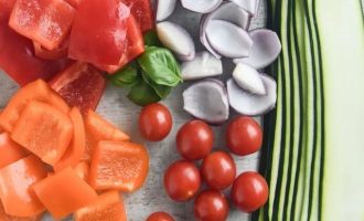 Промойте все овощи и нарежьте для овощного шашлыка