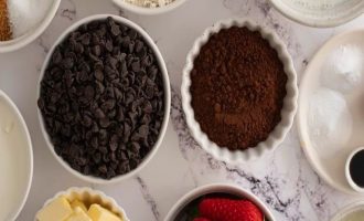 Подготовьте все ингредиенты для шоколадно-клубничного торта